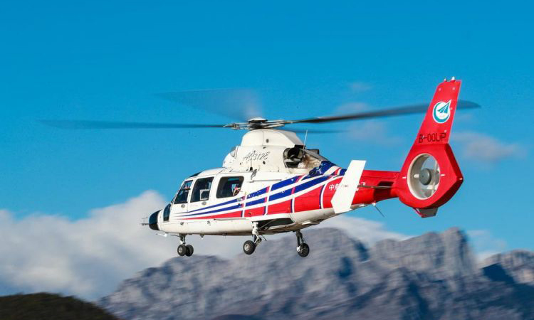 11月21日，身披红白蓝三色涂装的AC312E民用直升机在海拔3293米的宁蒗泸沽湖机场完成了高原试飞，标志着该型机所有高原性能试飞科目顺利完成。（岳书华 摄）