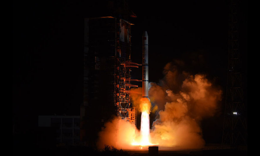 11月25日2时10分，我国在西昌卫星发射中心用长征二号丙运载火箭，成功将遥感三十号02组卫星发射升空，卫星进入预定轨道，发射任务获得圆满成功。（杨中州 摄）