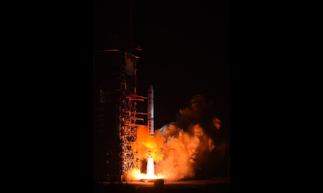 遥感三十号０２组卫星和长征二号丙运载火箭，分别由中国科学院微小卫星创新研究院和中国运载火箭技术研究院研制，测控任务由西安卫星测控中心、中国卫星海上测控部和北京航天飞行控制中心共同完成。这次任务是长征系列运载火箭的第２５６次飞行。（杨中州 摄）