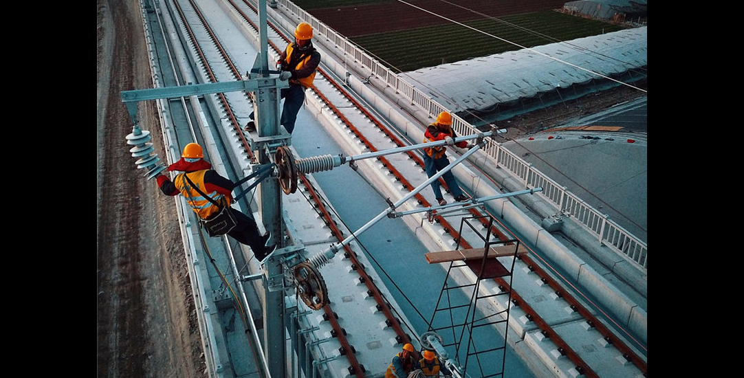11月26日，中铁电气化局集团的施工人员在济青高铁临淄北至青州区间进行接触网作业。（新华社记者 李安 摄）