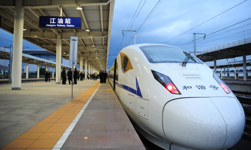 11月13日，55601次动车组试验列车抵达四川江油站。（张博文 摄）