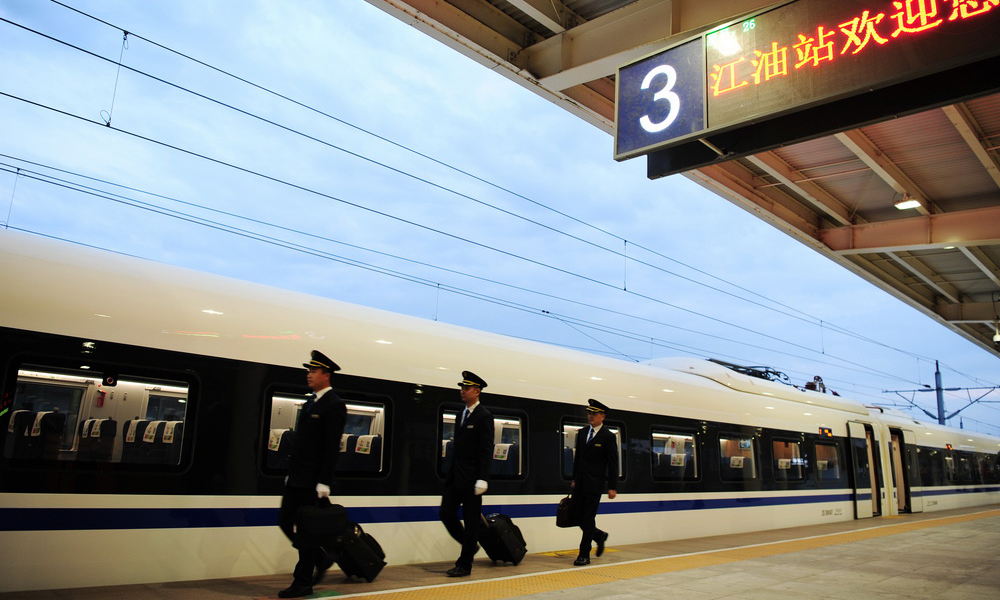 11月13日，55601次动车组试验列车乘务员在江油站站台上行走。（张博文 摄）