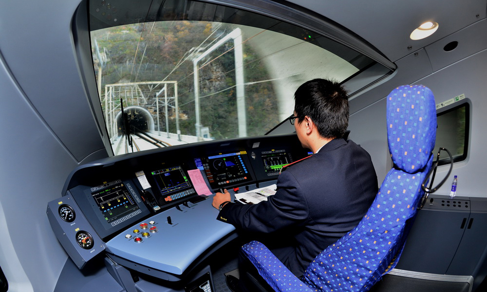 11月13日，一名司机在西安北站至江油站的55601次动车组试验列车司机室工作。（唐振江 摄）