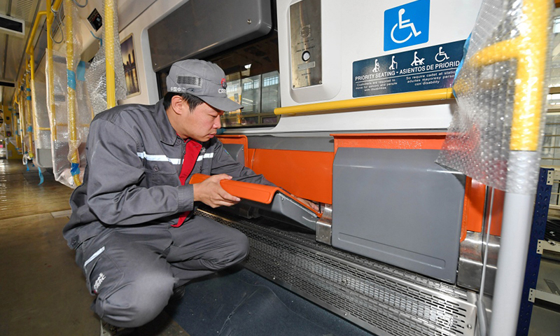 10月31日，在中车长客客车制造中心装配一车间，工人在安装波士顿地铁列车上的折叠座椅。（新华社记者 张楠 摄）