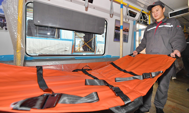 10月31日，在中车长客客车制造中心装配一车间，工人整理波士顿地铁列车上配备的便携担架。（新华社记者 张楠 摄）