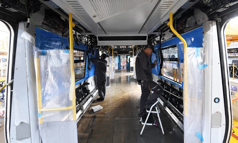 10月31日，在中车长客客车制造中心装配一车间，工人安装波士顿地铁列车上的电气系统。（新华社记者 张楠 摄）