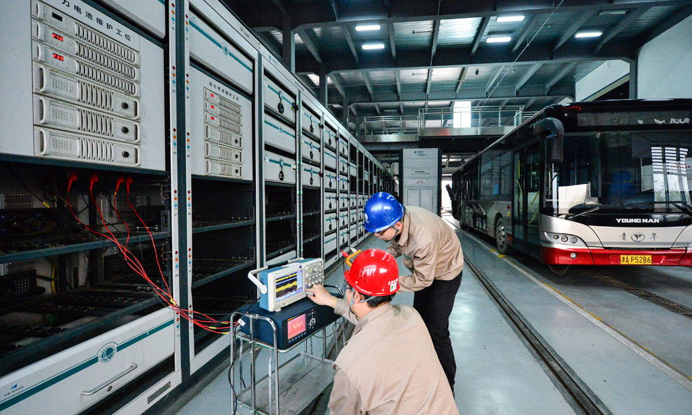 国网天津电科院技术人员在电动汽车充电机检测平台进行汽车充电设备投运前的“全面体检”。