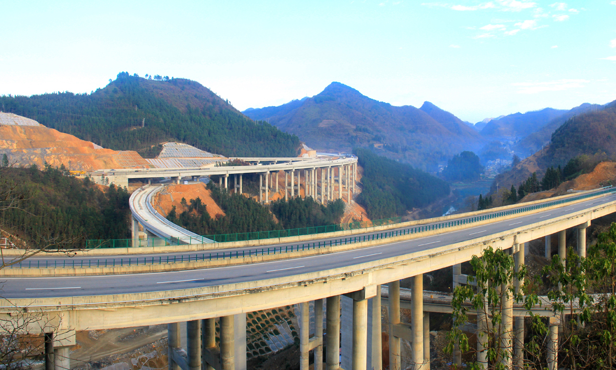 安紫高速公路是《贵州省高速公路网规划》“五纵”的中段，是贵州省西南部通往“中国-东盟自由贸易区”的重要物流通道。