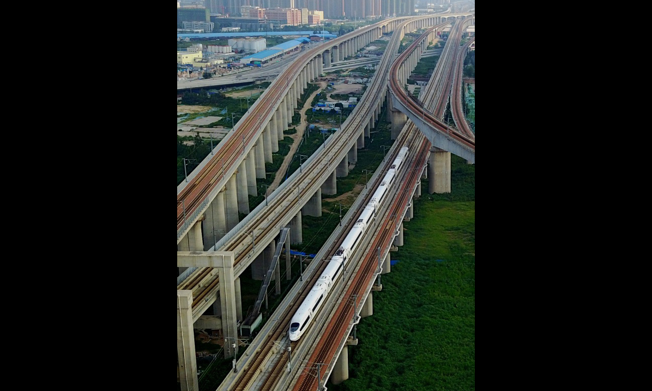 一列动车组列车从郑州市区内纵横交错的高铁线路中穿过。（新华社记者 李安 摄）