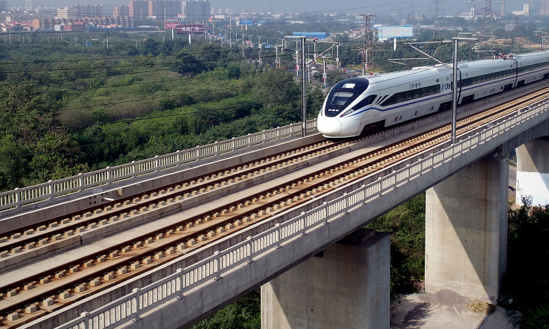 2017年8月17日，一列动车组列车行驶在徐兰高铁三门峡段。（新华社记者 李安 摄）