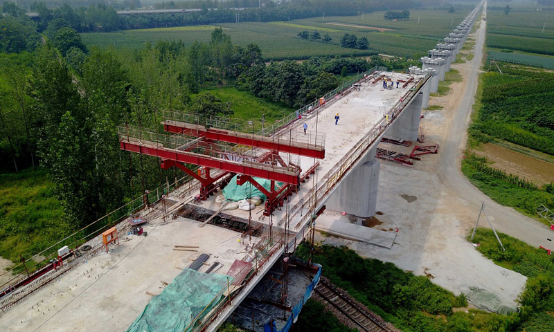 中铁七局的工作人员在郑万高铁河南段（禹州）一处工地施工（新华社记者 李安 摄）。
