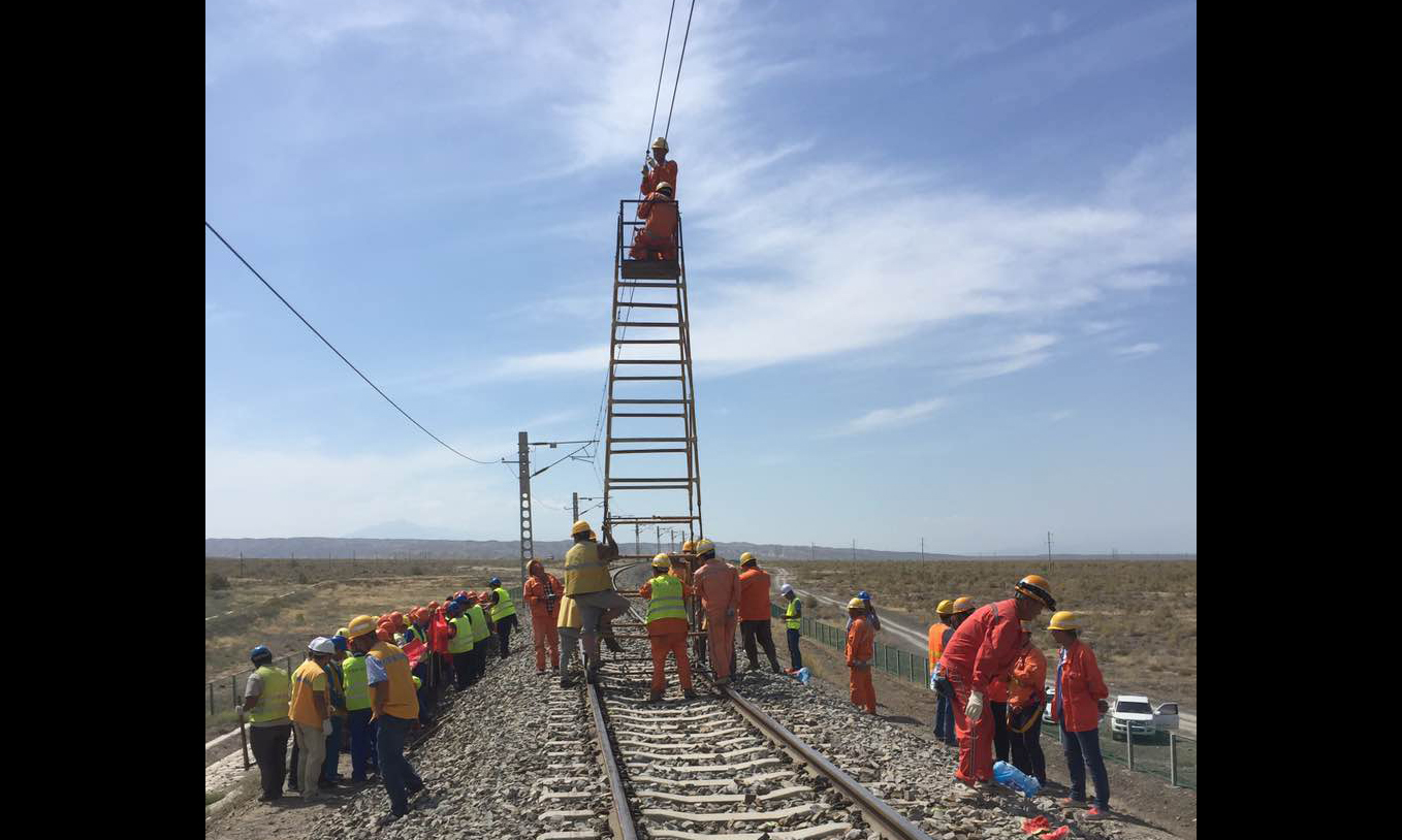 中国铁建抢修新疆精伊铁路。