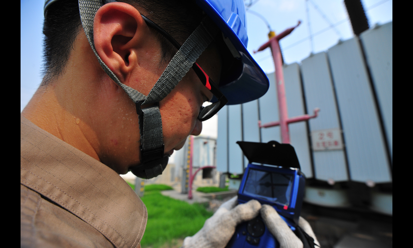 7月20日，针对高温大负荷的情况，天津电力检修公司工作人员对重载变电站设备进行特巡检测，保证设备安全运行。 （李津 摄）