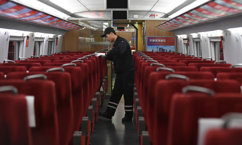 2017年1月25日凌晨，天津动车运用所的工人在车厢内检查座椅（连漪 摄）。