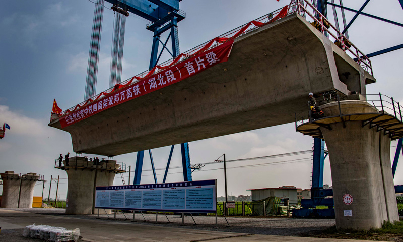 2017年7月10日，中铁四局工作人员在湖北省襄阳市襄州区境内的郑万铁路白河特大桥架梁（杜华举 摄）。