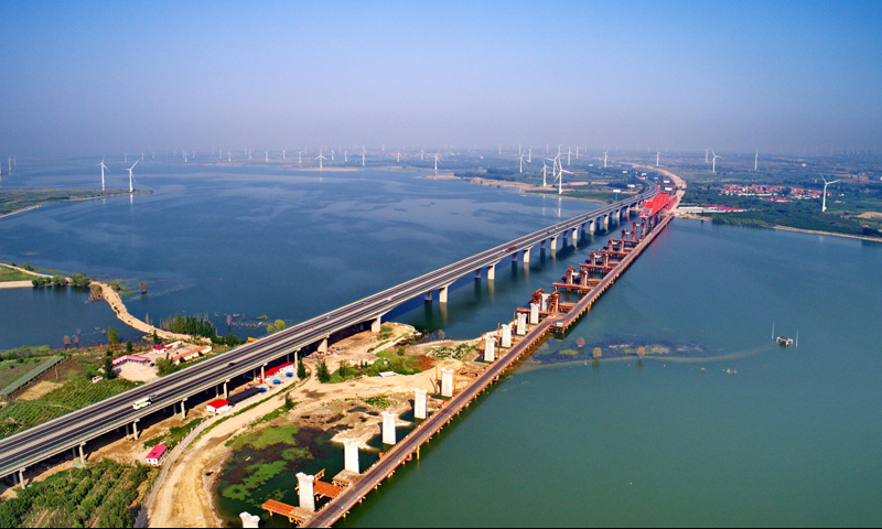 2017年6月27日，建设中的京张高铁工程官厅水库特大桥（杨世尧 摄）。