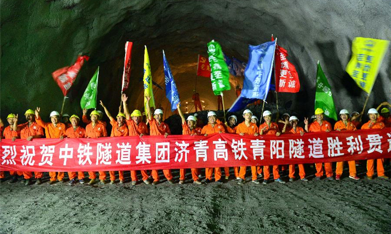 7月16日，工人在隧道贯通点庆祝隧道贯通。（董乃德 摄）