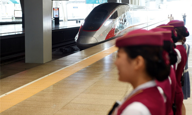 6月26日，中国标准动车组“复兴号”在京沪高铁两端的北京南站和上海虹桥站双向首发，分别担当G123次和G124次高速列车。（新华社记者 鞠焕宗 摄）