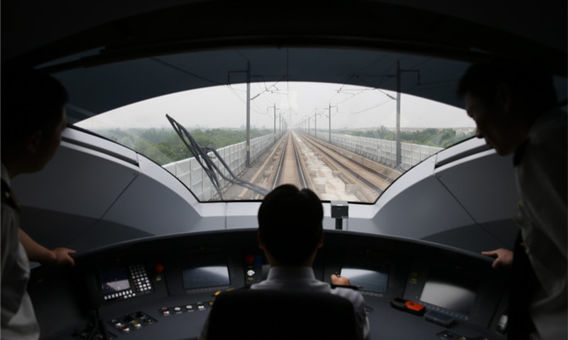 6月26日，工作人员在“复兴号”G124次列车驾驶舱内驾驶列车。（新华社记者 丁汀 摄）