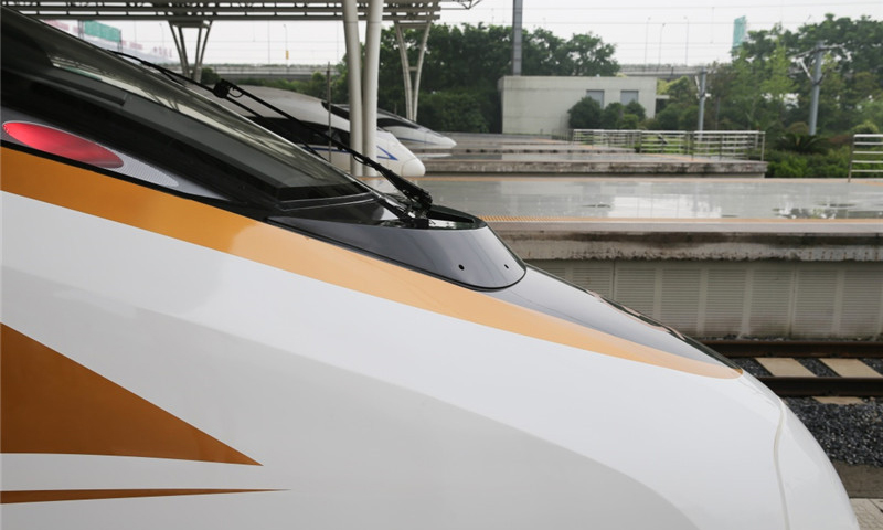 6月26日，“复兴号”G124次列车停靠在上海虹桥火车站站台。（新华社记者 丁汀 摄）
