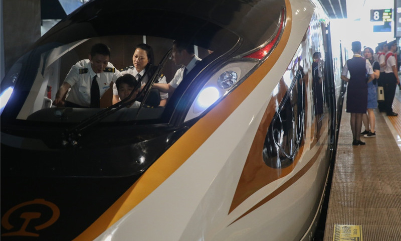 6月26日，在上海虹桥火车站，工作人员在“复兴号”G124次列车驾驶舱内进行发车前的准备。（新华社记者 丁汀 摄）