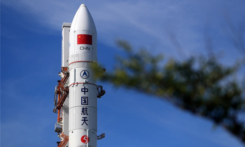 长征五号遥二火箭是长征五号运载火箭工程的第二发试验箭，其搭载发射的中国航天科技集团公司抓总研制的实践十八号卫星，将验证东方红五号新一代大型卫星平台关键技术，并开展多项新技术在轨验证工作。（张文军 摄）
