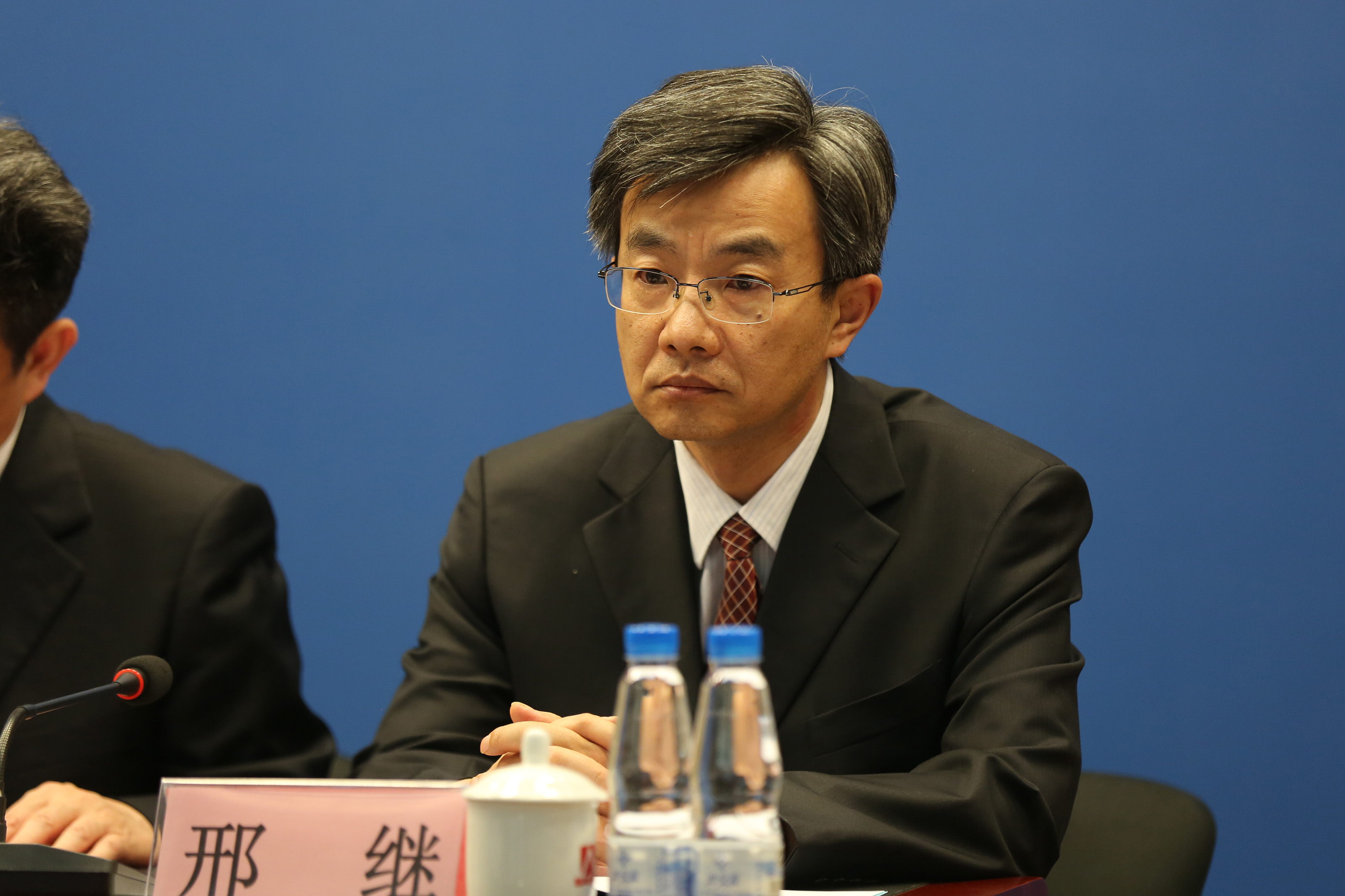 中国核工业集团公司“华龙一号”总设计师邢继出席发布会介绍有关情况。