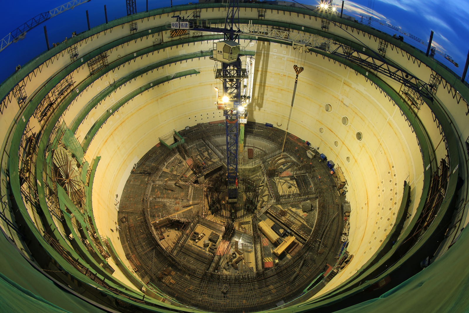 2016年7月5日，仰拍5号机组核岛施工。（来源：中国核工业集团公司）