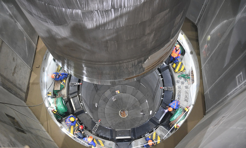 福清核电5号机组反应堆压力容器在吊装中。（新华社记者 林善传 摄）