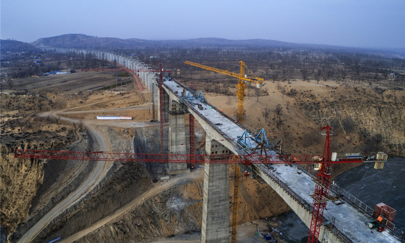 图为2018年1月25日拍摄的中铁四局承建的蒙华铁路跨惠桥水库特大桥。（新华社记者 陶明 摄）