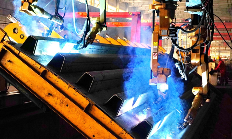 1月25日，中铁山桥集团有限公司的工人在操作焊接机器人焊接钢桥的U型钢箱梁。（新华社记者 杨世尧 摄）