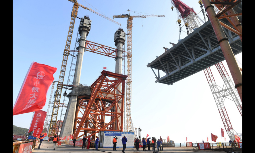 2018年1月22日，平潭海峡公铁两用大桥首跨3400吨钢桁梁接近架梁桥墩。（新华社记者 林善传 摄）