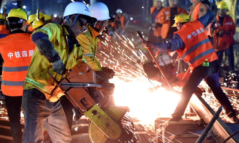 图为施工人员在福建省龙岩市南龙铁路站改拨接现场作业。（新华社记者 宋为伟 摄）