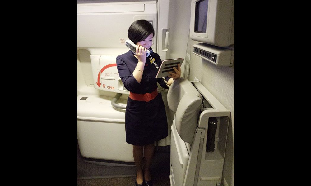2018年1月18日0时许，MU553上海巴黎航班乘务员广播移动设备新规。