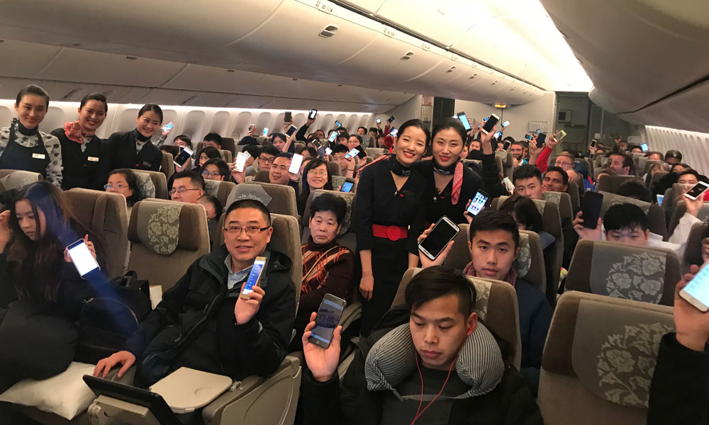 2018年1月18日00:16，全民航最早起飞的跨零点“空中开机”航班——17日中午起飞的MU587上海纽约航班旅客共同迎来18日0点空中开机时刻，东航MU553航班从上海浦东起飞，飞往巴黎。该航班成为中国民航历史上首个正式公告全程允许使用智能手机等便携式设备的航班。