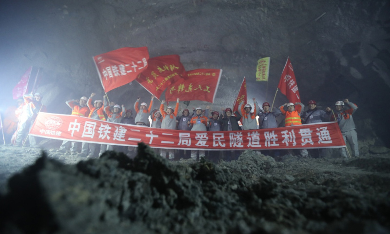 中国铁建二十二局的建设者在哈牡高铁爱民隧道庆祝隧道贯通。（新华社记者 邢广利 摄）