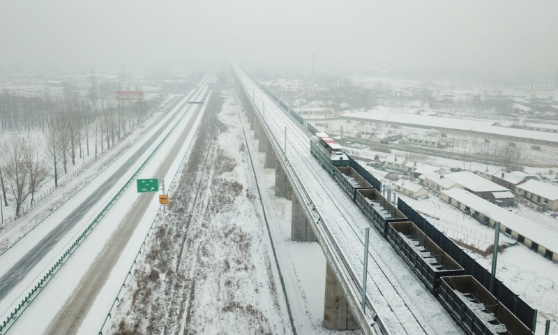 全长约293公里的哈牡高铁是我国《中长期铁路网规划》的主要建设项目之一，是中国“八纵八横”高铁网中最北“一横”，设计时速250公里，预计2018年年底通车。（新华社记者 邢广利 摄）