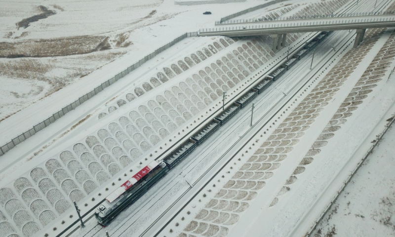 2018年1月16日，中国铁建二十二局的轨道作业车行驶在哈牡高铁上。（新华社记者 邢广利 摄）