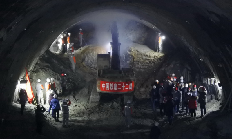 2018年1月16日，中国高寒地区极高风险等级隧道——哈（尔滨）牡（丹江）高铁爱民隧道胜利贯通，标志着哈牡高铁线下工程完工。图为爱民隧道建设现场，大型设备在进行贯通施工作业。（张春祥 摄）
