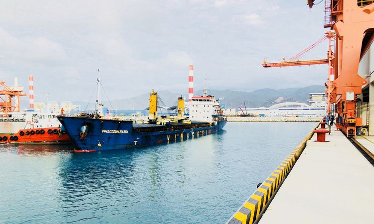2018年1月14日，对于南方电网投资建设的越南永新一期BOT项目来说，是值得纪念的一天，从越南北部锦普港出发煤船满载着7682吨铺底煤顺利抵达永新一期电厂煤码头靠泊卸煤。这也是永新项目迎来的首船煤。（沈丹江 摄）