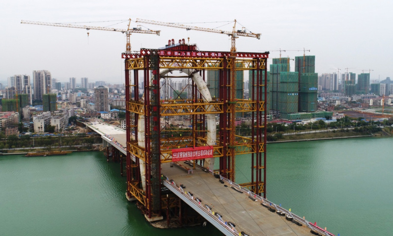 1月12日，由中铁上海局承建的目前世界上最高、跨度最大的“反对称结构斜拉桥”——广西柳州白沙大桥主塔成功合龙，标志着大桥建设正式进入最后阶段。（李斌 摄）