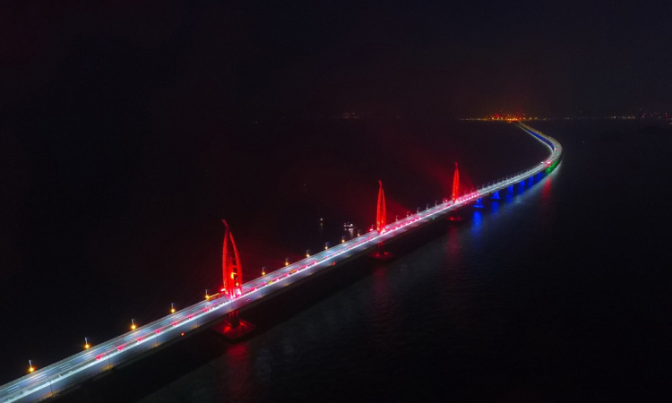 港珠澳大桥主体工程全线亮灯。（新华社记者 梁旭 摄）