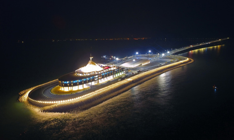 夜晚亮灯时的港珠澳大桥东人工岛。（新华社记者 梁旭 摄）