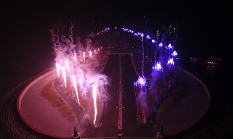 港珠澳大桥东人工岛上燃放烟花庆祝主体工程全线亮灯。（新华社记者 梁旭 摄）