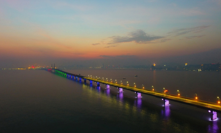 傍晚华灯初上的港珠澳大桥。（新华社记者 梁旭 摄）