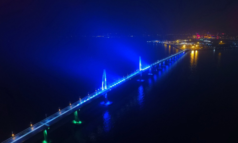夜晚亮灯时的港珠澳大桥“风帆”桥塔。（新华社记者 梁旭 摄）