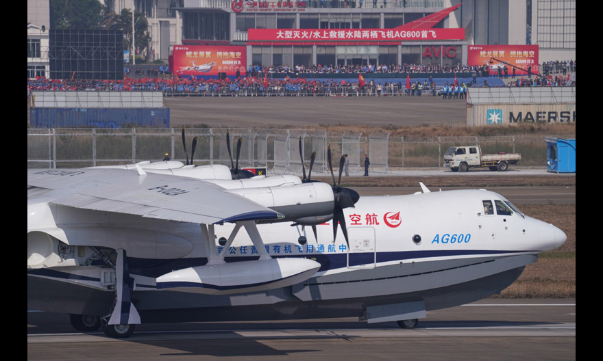 12月24日，大型灭火／水上救援水陆两栖飞机“鲲龙”AG600在珠海首飞成功，顺利降落。（新华社记者 刘大伟 摄）