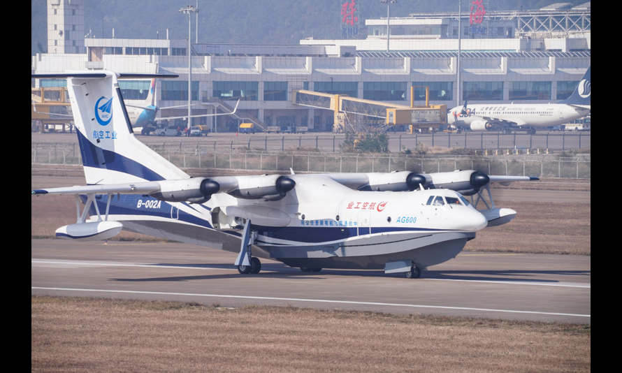 12月24日，大型灭火／水上救援水陆两栖飞机“鲲龙”AG600在珠海首飞成功，顺利降落。（新华社记者 刘大伟 摄）