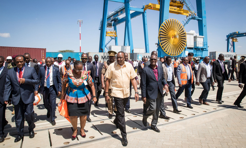 12月16日，在肯尼亚首都内罗毕，肯尼亚总统肯雅塔（前中）视察内罗毕内陆集装箱港。（新华社记者 吕帅 摄）