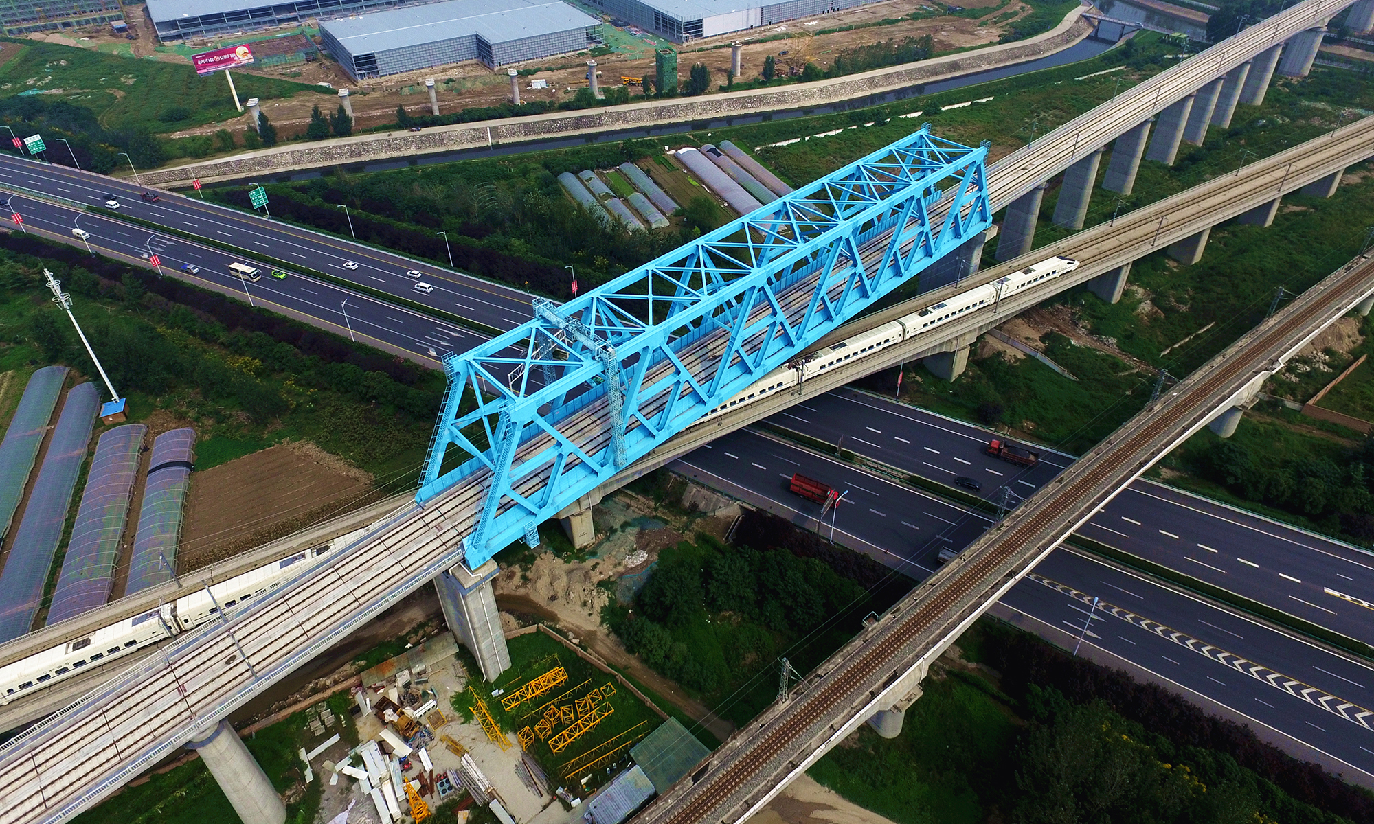 西宝客专穿越西成客专132米钢桁梁。（供图/中国铁道建筑总公司）